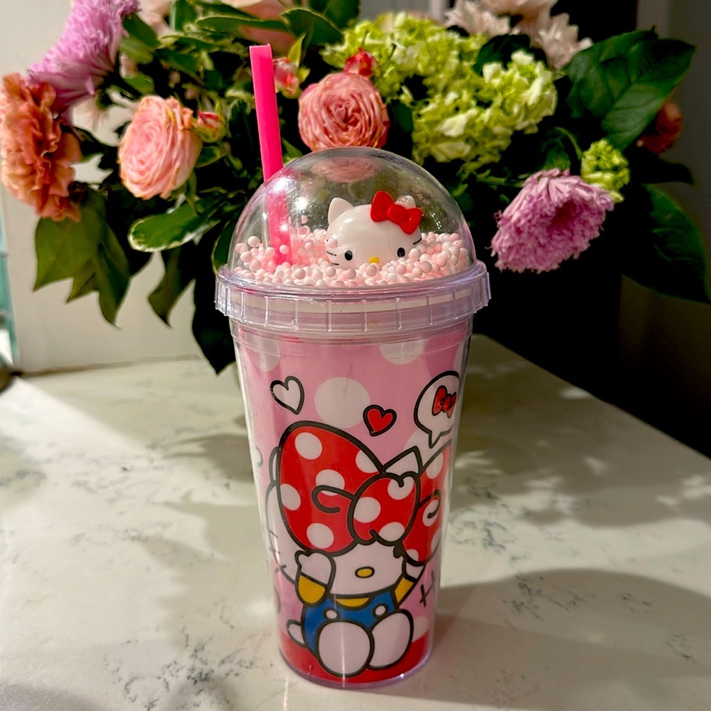 Lovely Hello Kitty drinking cup with straw - Picture 1 of 5